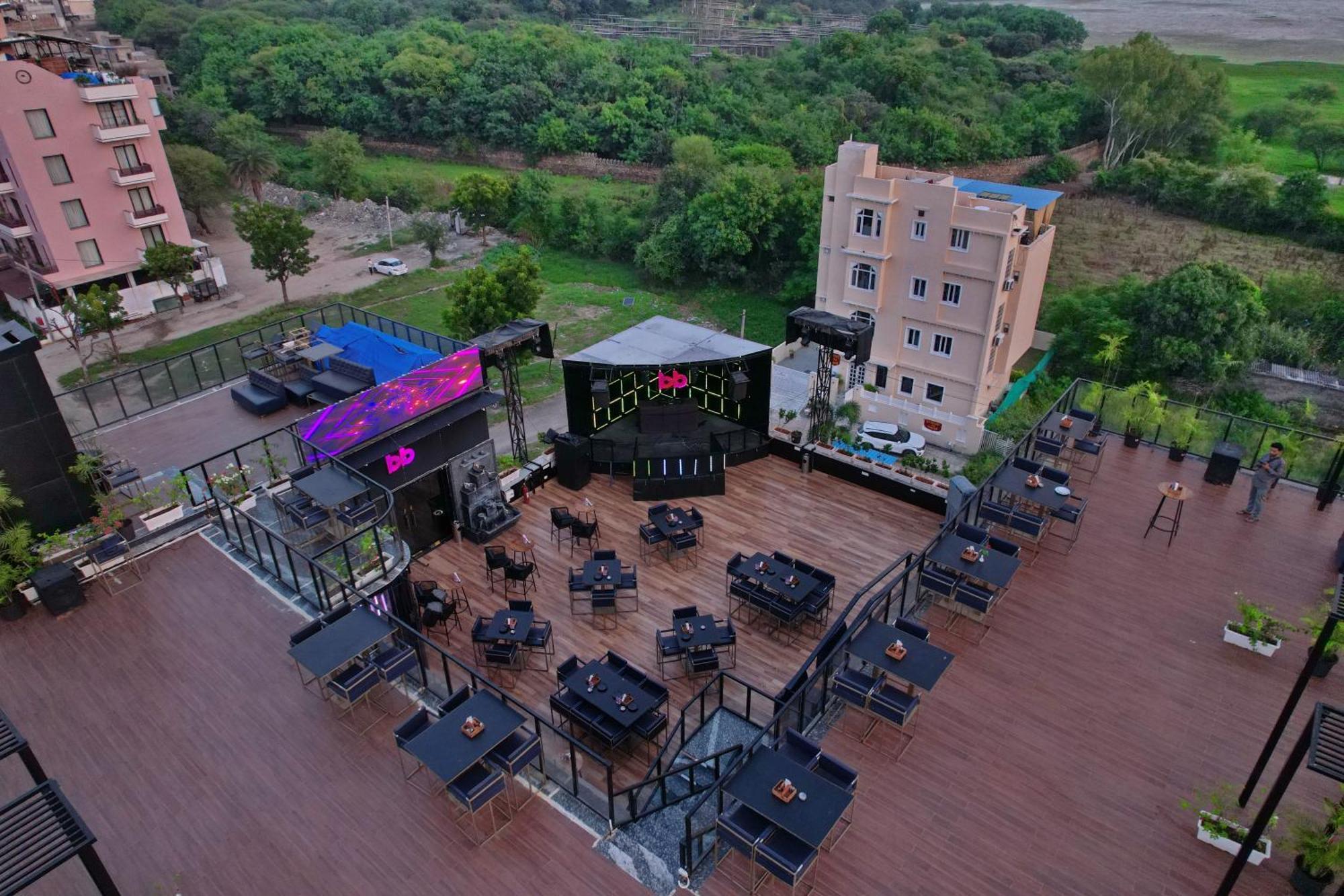 מלון אודייפור The Courtyard - Beyond Bar & Club מראה חיצוני תמונה