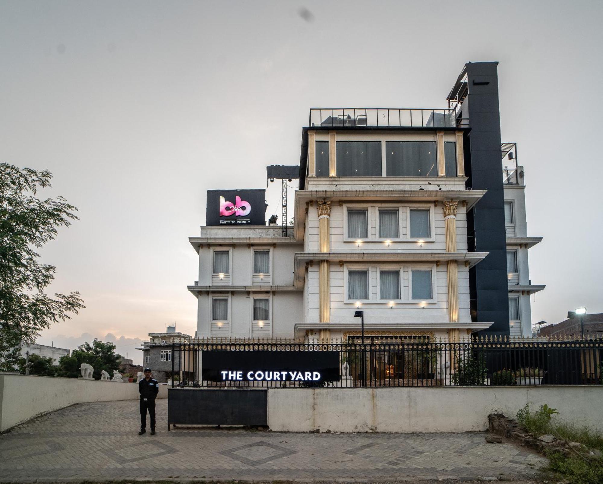 מלון אודייפור The Courtyard - Beyond Bar & Club מראה חיצוני תמונה